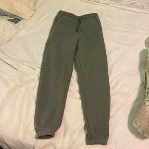 FOREVER 21 
Women’s small army green sweatpants